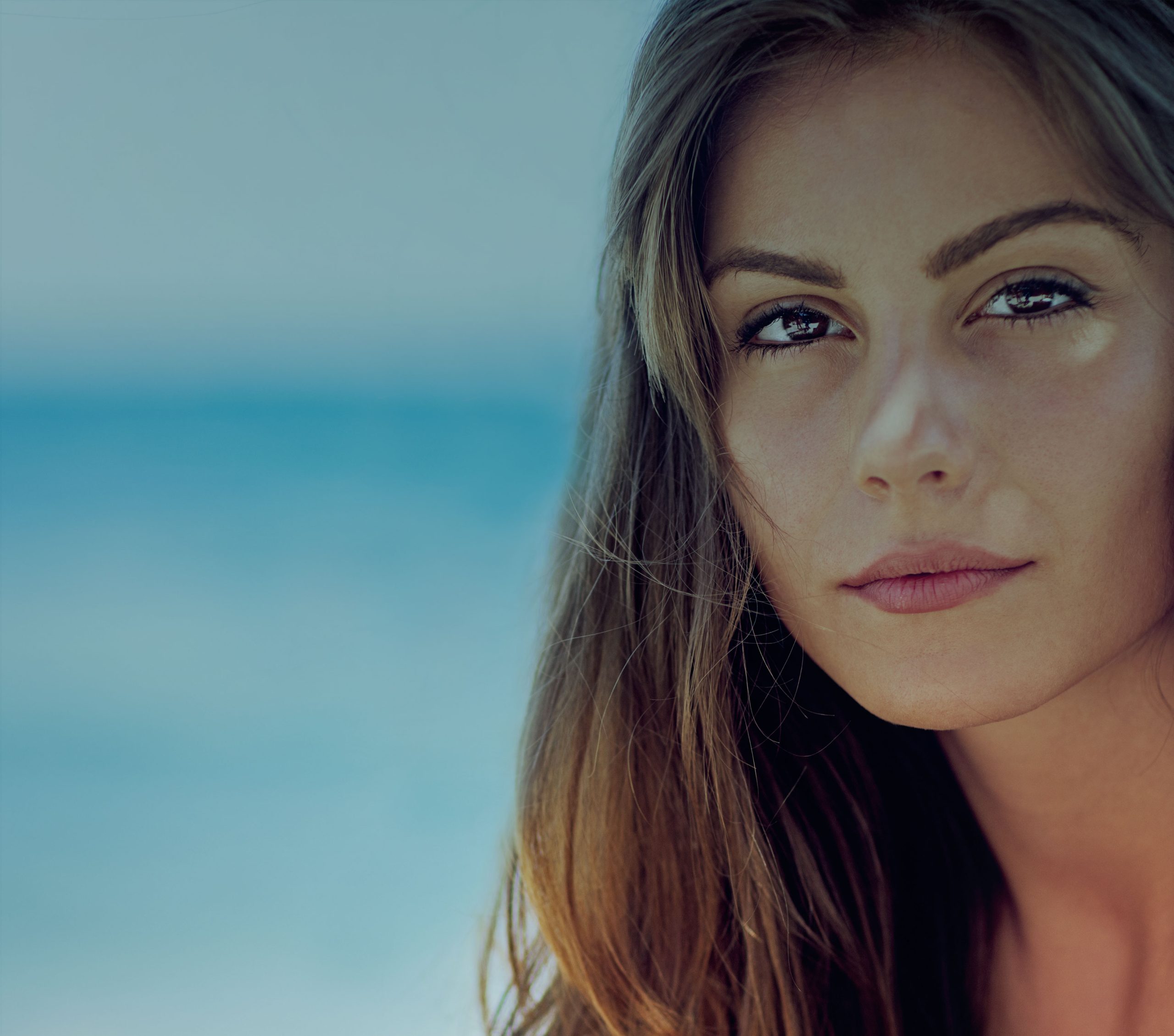 a close up of a woman